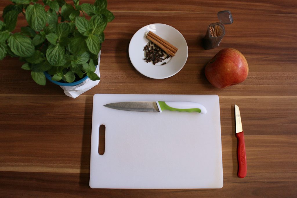 Arbeitsfläche mit Zubehör, die für den Bau eines Apfel Fruchtkopfes benötigt werden.